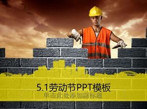 Muncitorii în construcții pun cărămizi-șablon de pct. Ziua Muncii