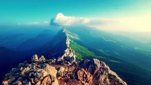Empat gambar latar belakang PPT pegunungan dan puncak