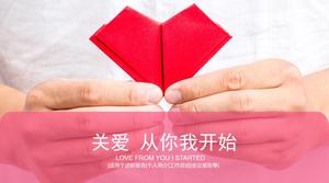 Modello premuroso di carità PPT di amore di tema del fondo rosso di origami