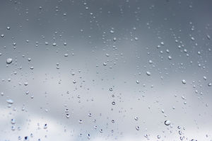 immagine di sfondo grigio PPT vetro trasparente in acqua goccioline