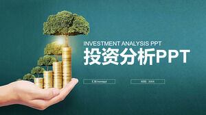 Шаблон PPT для инвестиционного анализа деревьев, поддерживаемых зелеными руками, и фона золотых монет