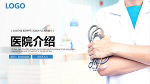 Latar belakang dokter yang memegang Stetoskop Unduh template PPT untuk pengenalan rumah sakit