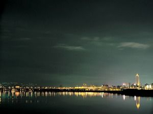 Ciudad costera luces brillantes escena nocturna plantilla ppt empresarial