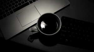 黑色筆記本咖啡杯鍵盤PPT背景圖片