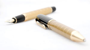 两支金色钢笔PPT背景图片