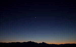 Image d'arrière-plan PPT des montagnes sous la nuit