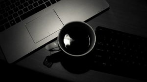 Immagine da tavolino del fondo PPT del caffè del computer portatile in bianco e nero