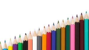การจัดเรียงแบบก้าวหน้าของดินสอสีพื้นหลังรูปภาพ PPT