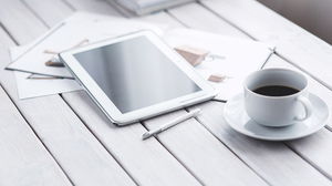白色木板iPad咖啡杯PPT背景图片