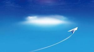 4 개의 푸른 하늘과 흰 구름 종이 비행기 PPT 배경 그림