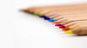 Trzynaście kolorowych ołówków PPT w tle