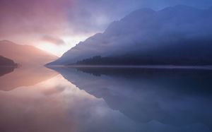 Imagen de fondo PPT hermoso lago y montaña púrpura