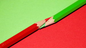 シンプルな赤と緑の鉛筆PPT背景画像