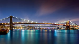 Фоновое изображение моста скользит под голубым ночным небом