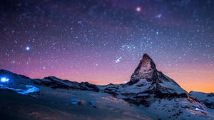 美しい宇宙の星空の下の山のPPT背景画像
