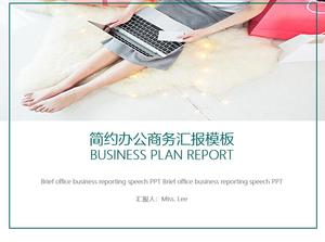 Merek perusahaan kecil latar belakang putih minimalis segar dan pengenalan produk bisnis template laporan umum ppt