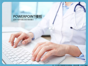 Dokter yang mengoperasikan komputer pengobatan modern yang berhubungan dengan template ppt