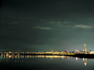 海邊城市明亮的燈光夜景商務ppt模板