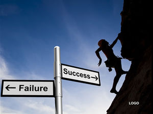 Señal de guía Escalada en roca: éxito Adhiérase a una plantilla ppt empresarial adecuada para capacitación en ventas