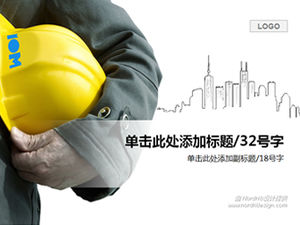 Ręka trzyma hełm ochronny szablon ppt nowoczesnego miasta budownictwa przemysłowego