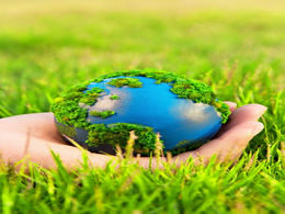 Ręka trzyma szablon ppt ochrony środowiska niebieski ziemia