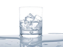 Um copo de água com cubos de gelo ppt template