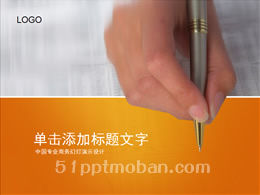 Mão laranja segurando modelo de negócio de plano de fundo de caneta-tinteiro