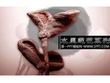 Klasyczny chiński styl szablon PPT do pobrania z dynamicznym tuszem lotosu w tle