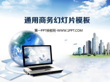 Modelo de slide de negócios com céu azul e nuvens brancas no fundo dos prédios dos laptops