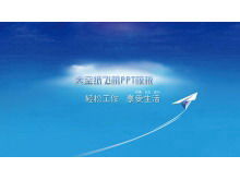 Plantilla de diapositiva de avión de papel volando en el cielo azul