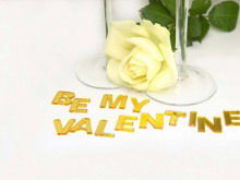 Seien Sie meine Valentinstag-Schablonenschablone auf gelbem Rosenhintergrund
