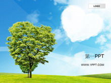 Modèle PPT de style naturel bleu ciel nuages ​​blancs arbres verts