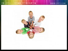 Una imagen de niños dándose la mano y cooperación Imagen de fondo de PowerPoint