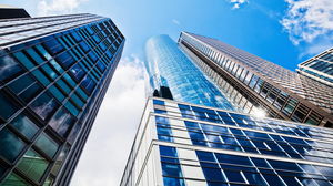 蓝天和现代商业建筑PPT背景图片在白云