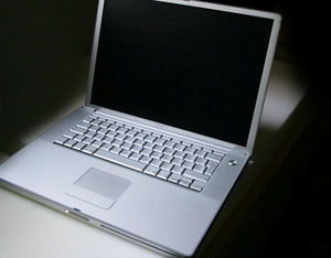 Image d'ordinateur sur un modèle powerpoint fond noir