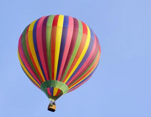 Hot Air Balloon di Blue Sky powerpoint template yang