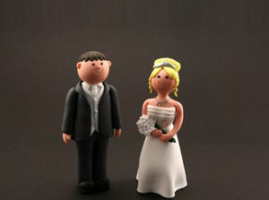 Il matrimonio di piccoli personaggi in modello di PowerPoint argilla