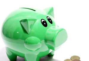Geld-Münzen in der Nähe von Piggy Bank Powerpoint-Vorlage