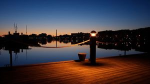 夜の静かな桟橋の背景画像