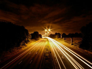 Carretera iluminada por la plantilla de PowerPoint Noche