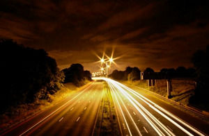 Carretera iluminada por la plantilla de PowerPoint Noche