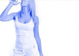 Femme avec une bouteille de modèle powerpoint eau